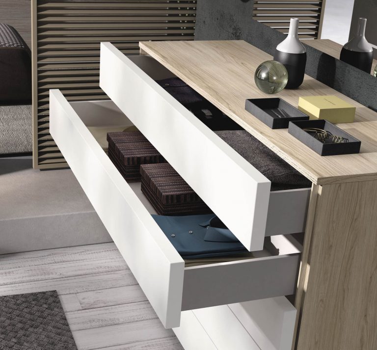 Dormitorio cabecero mesitas bancada cómoda – Home Dreams Design
