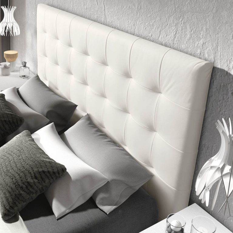 Dormitorio cabecero tapizado mesitas bancada – Home Dreams Design