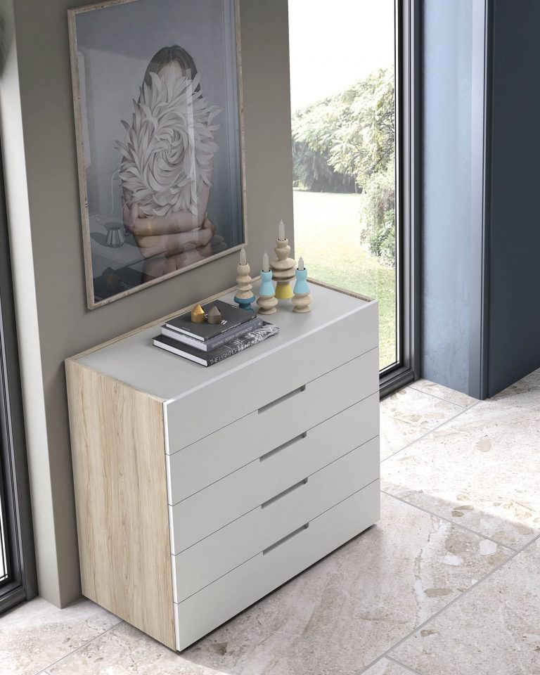 Dormitorio cabecero tapizado mesitas bancada cómoda – Home Dreams Design