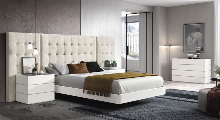 Dormitorio cabecero tapizado mesitas bancada cómoda – Home Dreams Design